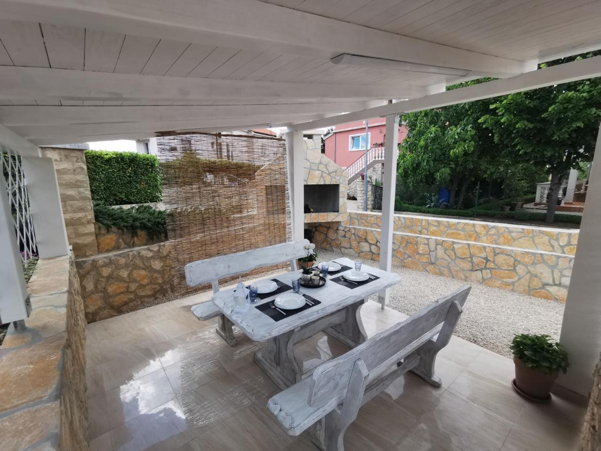 Apartments Lea With Pool Malinska Exterior photo