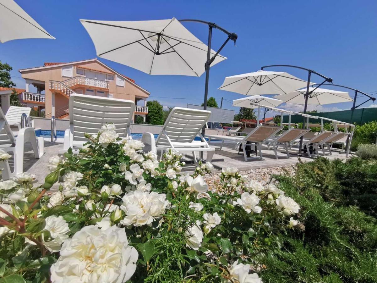 Apartments Lea With Pool Malinska Exterior photo