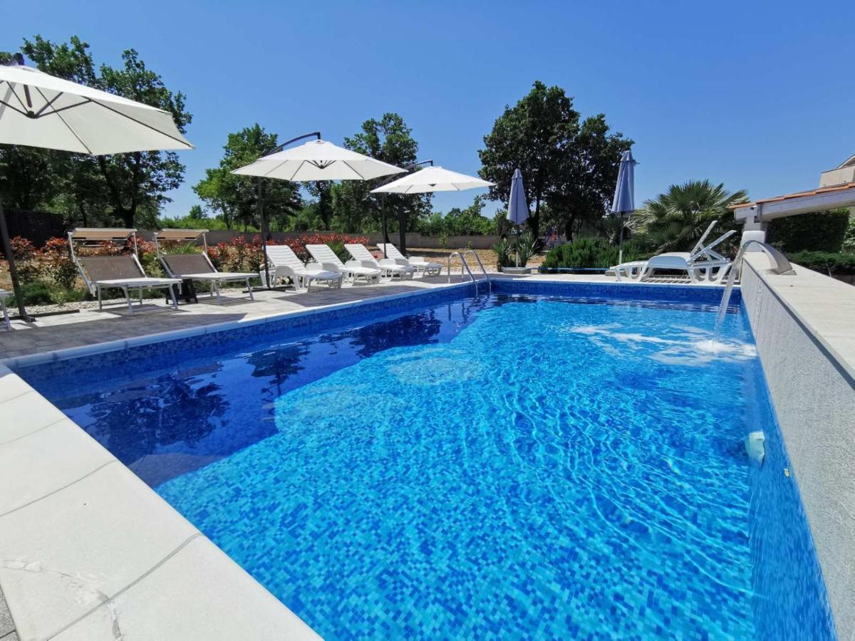 Apartments Lea With Pool Malinska Exterior photo